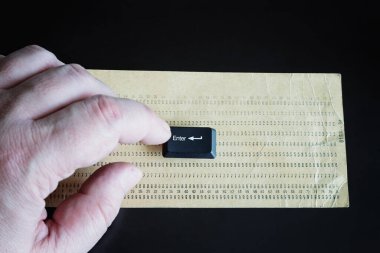 Üzerinde bilgisayar klavyesinden 