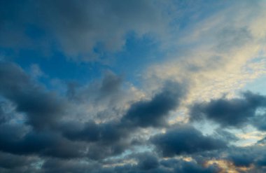 Ufukta bir araya gelen kara bulutlar bir drama atmosferi ve yaklaşan bir fırtına yaratır. Endişe ve sezgiyi sembolize eder..