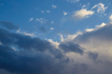 Gökyüzünde kanatları andıran kümülüs bulutu, bulutlu arka plan, sıra dışı bulut şekilleri, mavi gökyüzündeki bulutların dokusu..