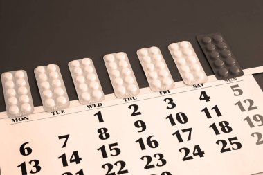 Haftanın her günü, hafta içi ve hafta sonları mavi arka planda olan takvimde, hastalığın seyri, önleyici tedavi, ilaç almayı hatırlatma...