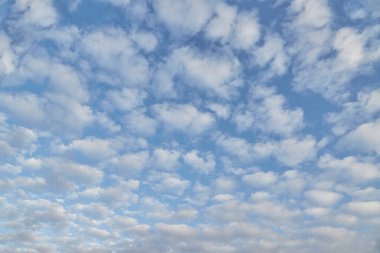 Gökyüzündeki sirokülüs bulutları ya da minimalizm ve işlevselliğin bir işareti..