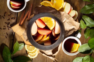 Sıcak şarap ve taze meyveli çömlek