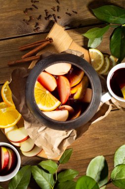 Sıcak şarap ve taze meyveli çömlek