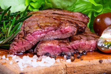 Siyah angus orta pişmiş biftek, cumato domatesli, biberiye ve salatalı, biber ve tuzlu.