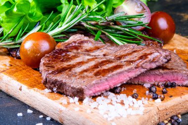 Siyah angus bifteği, domatesli, biberiyeli ve marullu.