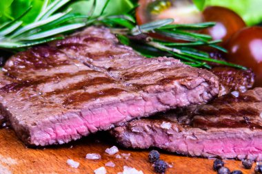 Siyah angus bifteği, domatesli, biberiyeli ve marullu.