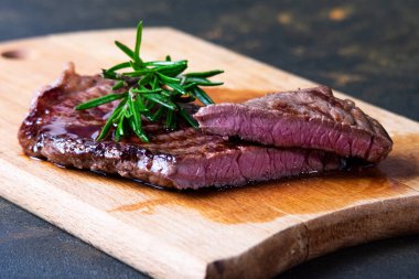 Siyah angus bifteği, domatesli, biberiyeli ve marullu.