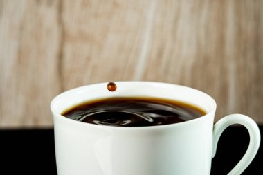 Bir fincan kahve ve dondurulmuş bir içki.