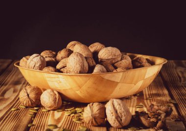 Tahtada fındıklı çay, kahve ve kabak çekirdeği var.