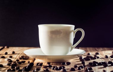 Tahtada fındıklı çay, kahve ve kabak çekirdeği var.