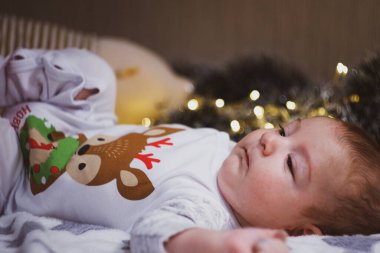 Yeni doğmuş bebek yaslanıyor ve anne-babalar