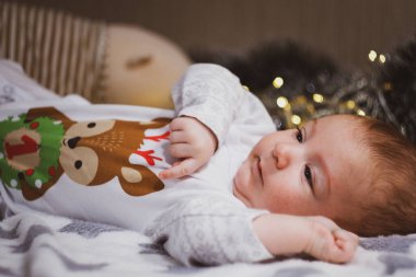 Yeni doğmuş bebek yaslanıyor ve anne-babalar