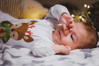 Yeni doğmuş bebek yaslanıyor ve anne-babalar