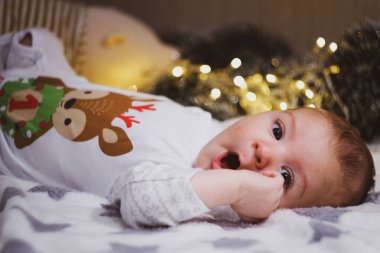 Yeni doğmuş bebek yaslanıyor ve anne-babalar