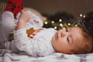 Yeni doğmuş bebek yaslanıyor ve anne-babalar