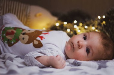 Yeni doğmuş bebek yaslanıyor ve anne-babalar