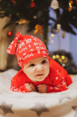 Yeni doğmuş bebek yaslanıyor ve anne-babalar