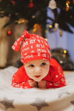 Yeni doğmuş bebek yaslanıyor ve anne-babalar