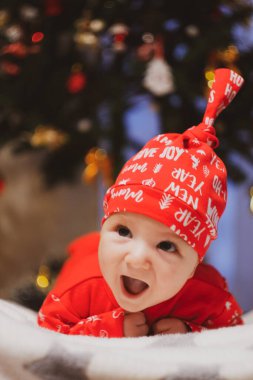 Yeni doğmuş bebek yaslanıyor ve anne-babalar