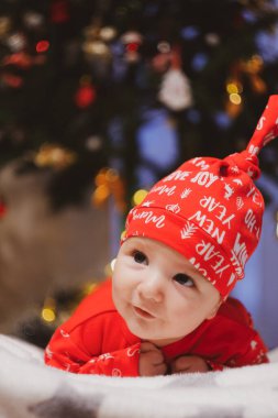 Yeni doğmuş bebek yaslanıyor ve anne-babalar