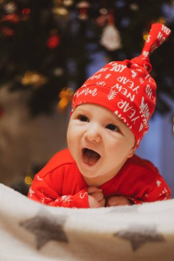 Yeni doğmuş bebek yaslanıyor ve anne-babalar