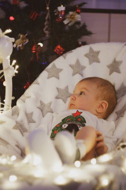 Yeni doğmuş bebek yaslanıyor ve anne-babalar