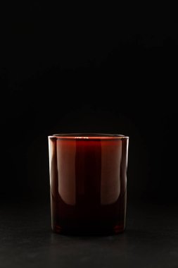 Siyah arkaplan yanıkları üzerine mum