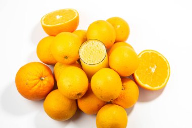 taze portakal suyu ve portakallar sağlıklı yiyecekler