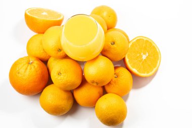 taze portakal suyu ve portakallar sağlıklı yiyecekler