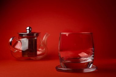 Kırmızı arka planda buzlu ve sütlü kahve