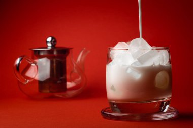 Kırmızı arka planda buzlu ve sütlü kahve