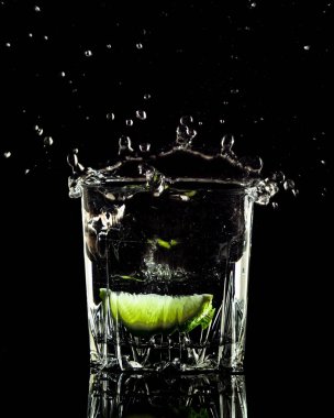 Su ve limon damlaları