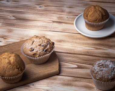 Fındıklı ve kakaolu tatlı kekler.