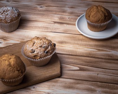 Fındıklı ve kakaolu tatlı kekler.