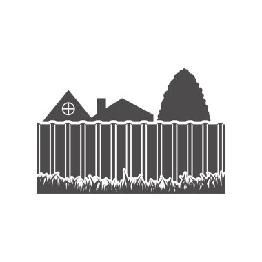 Arka bahçede metal bir çit var, arkasında evi ve ağacı görebilirsin..