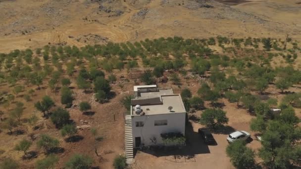Турецький дім з деревами і пустелею.. — стокове відео