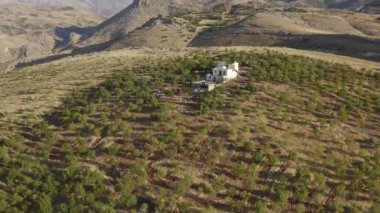 Dağdaki küçük ev hindide.