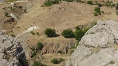 Türkiye 'de bir dağ yamacından uçmak.