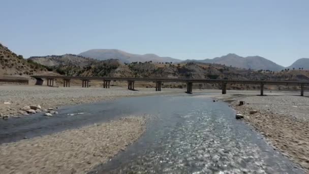 向土耳其河流上的一座小桥飞去 — 图库视频影像
