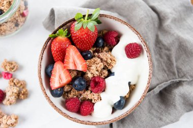 Kahvaltı gevreği, beyaz kasede böğürtlen. 