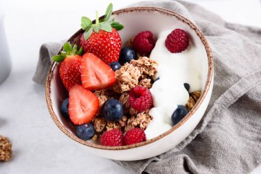 Kahvaltı gevreği, beyaz kasede böğürtlen. 