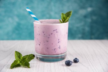 Kamış ve naneli yaban mersini püresi.