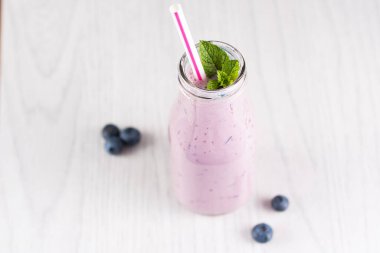 Kamış ve naneli yaban mersini püresi.