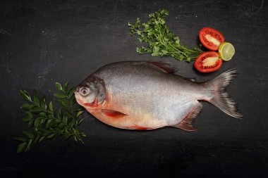 Pişirmek için pamfret balığı