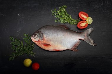 Pamfret balığı pişirmeye hazır.