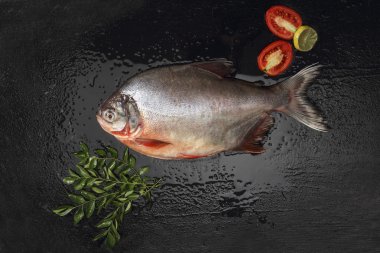 Çiğ pamfret tüm balığı süsledi. 