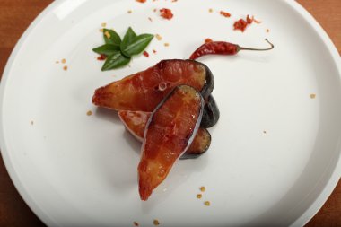 Altın Balık Kızartması beyaz tabakta duruyordu.