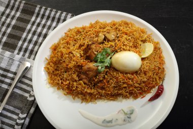 Yumurtalı tavuk biryani.