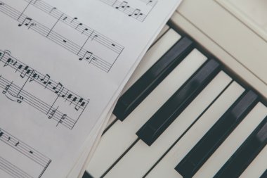 müzik notaları ve piyano tuşları