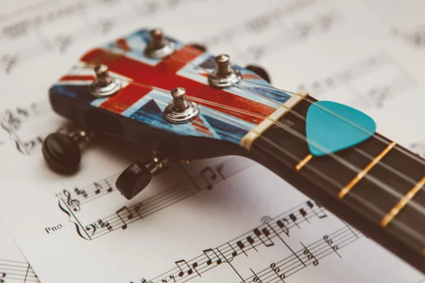 Ukulele y hoja de notas musicales — Foto de Stock